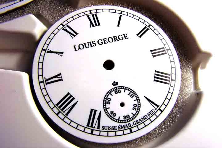 Na arte ou na técnica, o esmalte, chamado também de esmalte vidrado, é o resultado da fusão de vidro em pó com um suporte de metal, vidro ou cerâmica por meio do aquecimento em forno. Na fusão, o pó escorre e endurece no formato de uma camada vítrea com grande durabilidade - na foto, um mostrador de relógio Louis George com esmalte vidrado. 

 Reprodução: Flipar