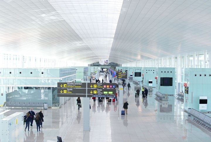 O aeroporto Josep Tarradellas-El Prat atende toda a região da Catalunha, recebendo voos de diversas partes do mundo. Mais de 41 milhões de passageiros  passaram pelo terminal em 2022.  Reprodução: Flipar