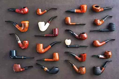 Cachimbos modernos combinam tradição e tecnologia, incluindo filtros e acabamentos que melhoram a experiência do fumante. O design evoluiu para atender diferentes gostos, desde estilos clássicos até peças contemporâneas mais arrojadas Reprodução: Flipar