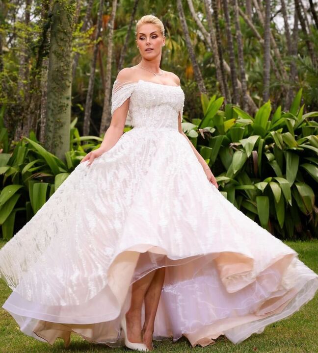 Vestido utilizado por Ana Hickmann em festa de noivado Reprodução: Instagram