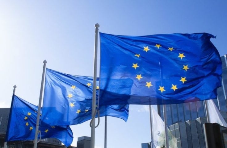 Em 2024, a União Europeia implementou a AI Act, que estabelece diretrizes para o uso ético e seguro da IA, inclusive na saúde. Reprodução: Flipar