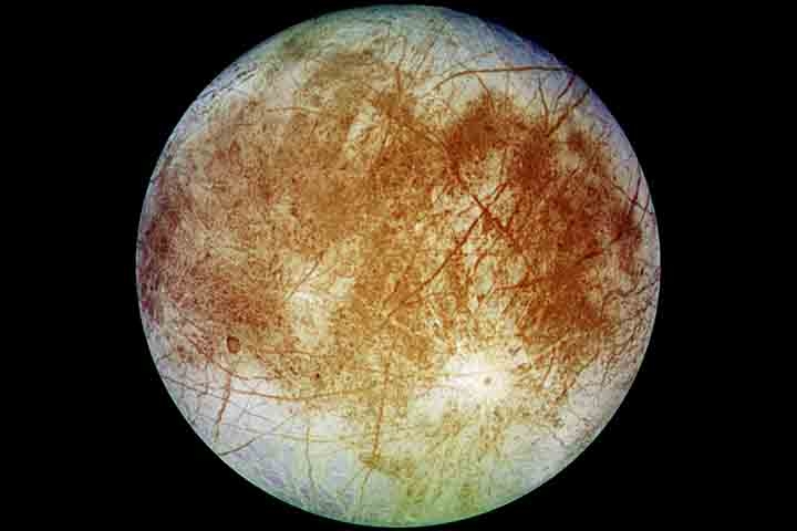 Europa é uma das luas mais conhecidas, além da Lua do planeta Terra.  Descoberta por Galileo Galilei em 1610, Europa é famosa justamente por sua superfície de gelo e potencial para abrigar água líquida sob a crosta, o que pode indicar a possibilidade de vida. Daí o envio da sonda.  Reprodução: Flipar