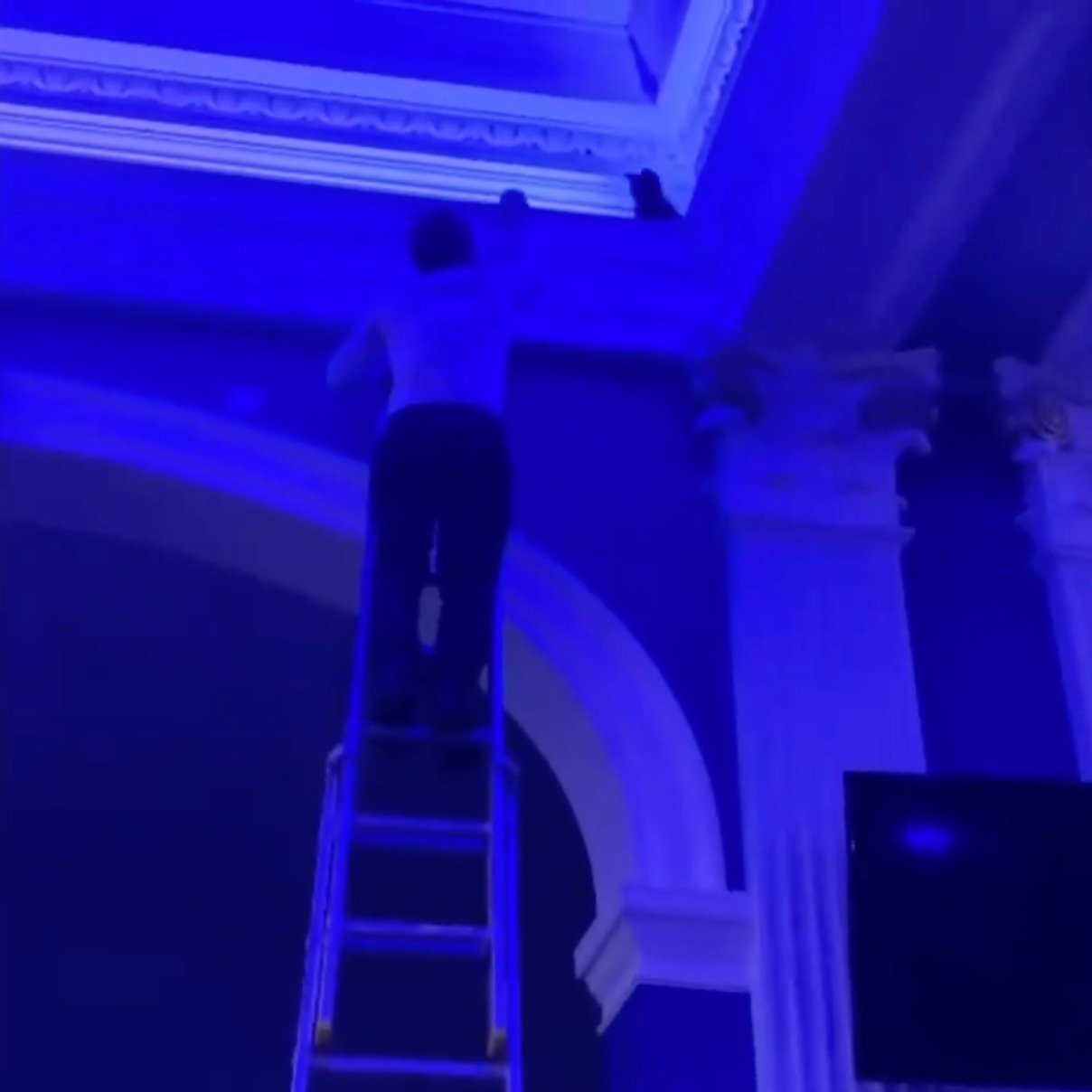 Simon Philips usou uma escada para subir no teto de 9 metros. Foto: Reprodução/Facebook