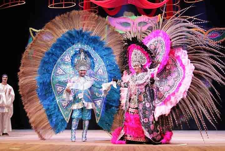 A festa leva em torno de 200 mil pessoas ao sambódromo da cidade. O público dança ao som das tradicionais músicas, vestindo os tururis (abadás), acompanhando os trio-elétricos, com escolas de samba com músicas de influência indígenas. Reprodução: Flipar