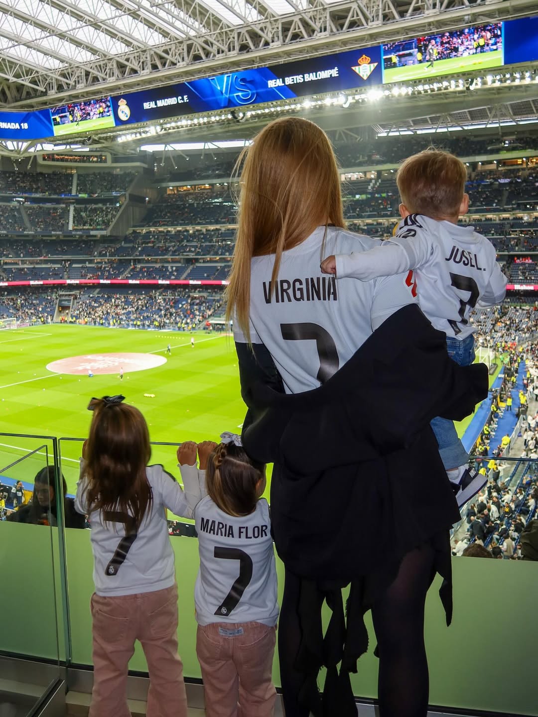 Virginia mostra filhos torcendo por Vini Jr. em jogo do Real Madrid. Foto: Instagram