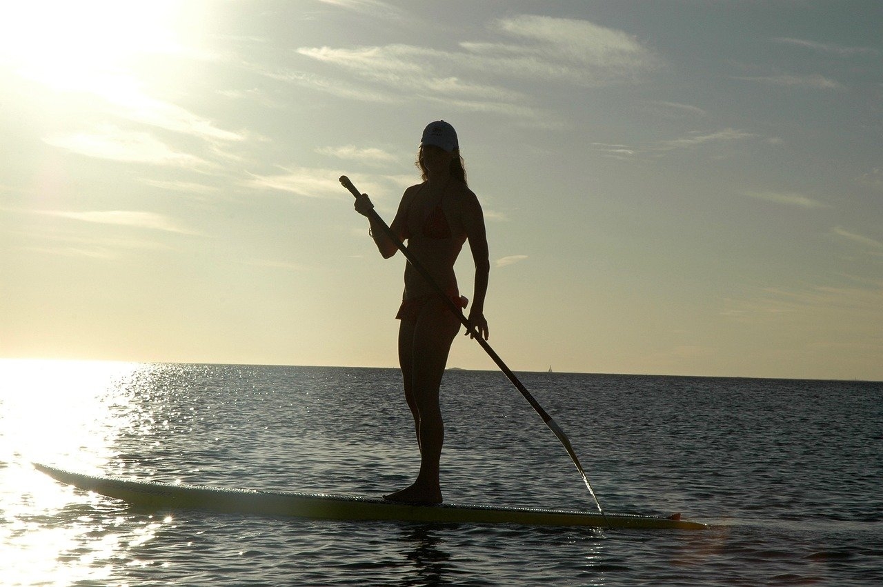 Uma das opções de lazer procuradas pelos visitantes em Aracaju é o stand-up paddle, já que o mar é calmo e permite essa prática sob orientação de instrutores.  Reprodução: Flipar