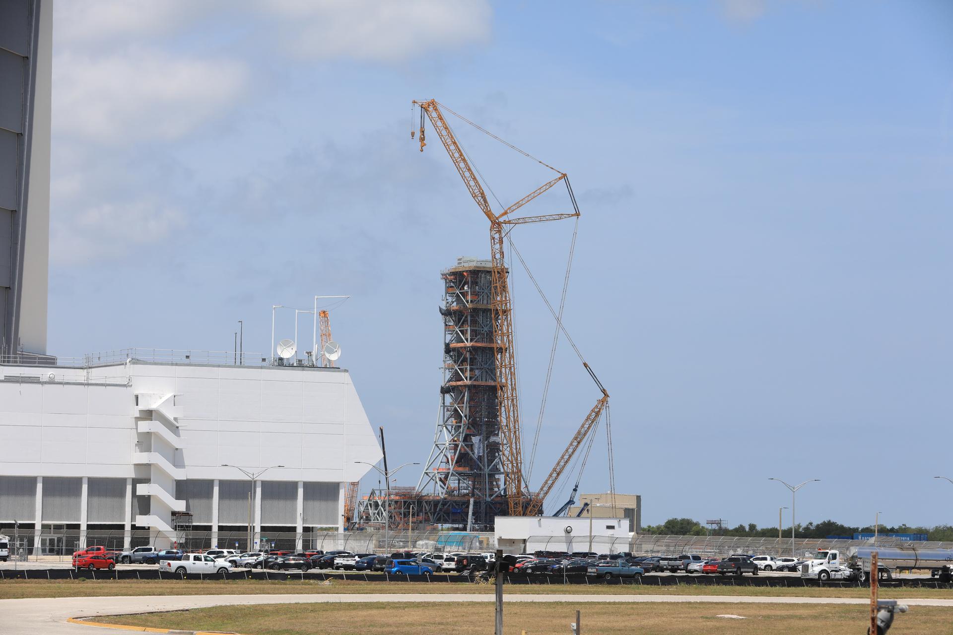 Equipe da NASA instala o Módulo 7 na nova torre móvel de lançamento, que terá 119 metros de altura e dará suporte à missão Artemis IV com o foguete SLS Block 1B. Foto: NASA/Kim Shiflett