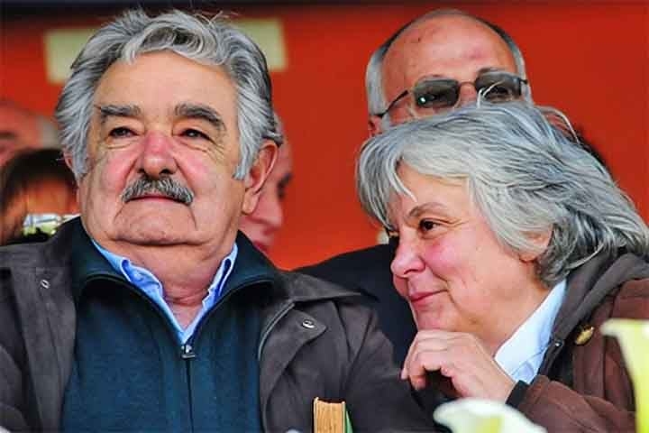 Mujica é casado com Lucía Topolansky, também ex-militante. A união foi oficializada somente em 2005, mas eles estão juntos desde os anos 70. Eles não tiveram filhos.


 Reprodução: Flipar