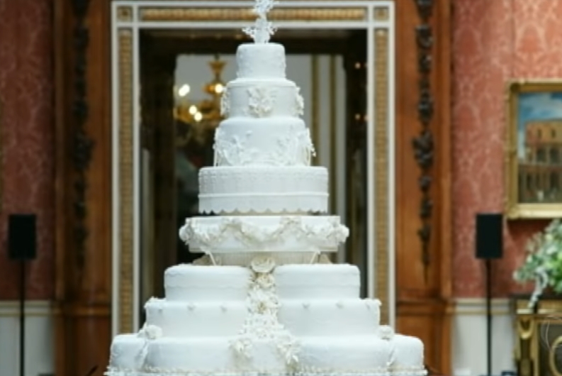 O bolo nos batizados é o mesmo do casamento dos pais da criança. Por incrível que pareça, o doce tem uma fórmula que impede que ele estrague. Alguns andares são preservados durante anos para as celebrações posteriores. Na imagem, o bolo do Príncipe William e Kate Middleton. 
 Reprodução: Flipar