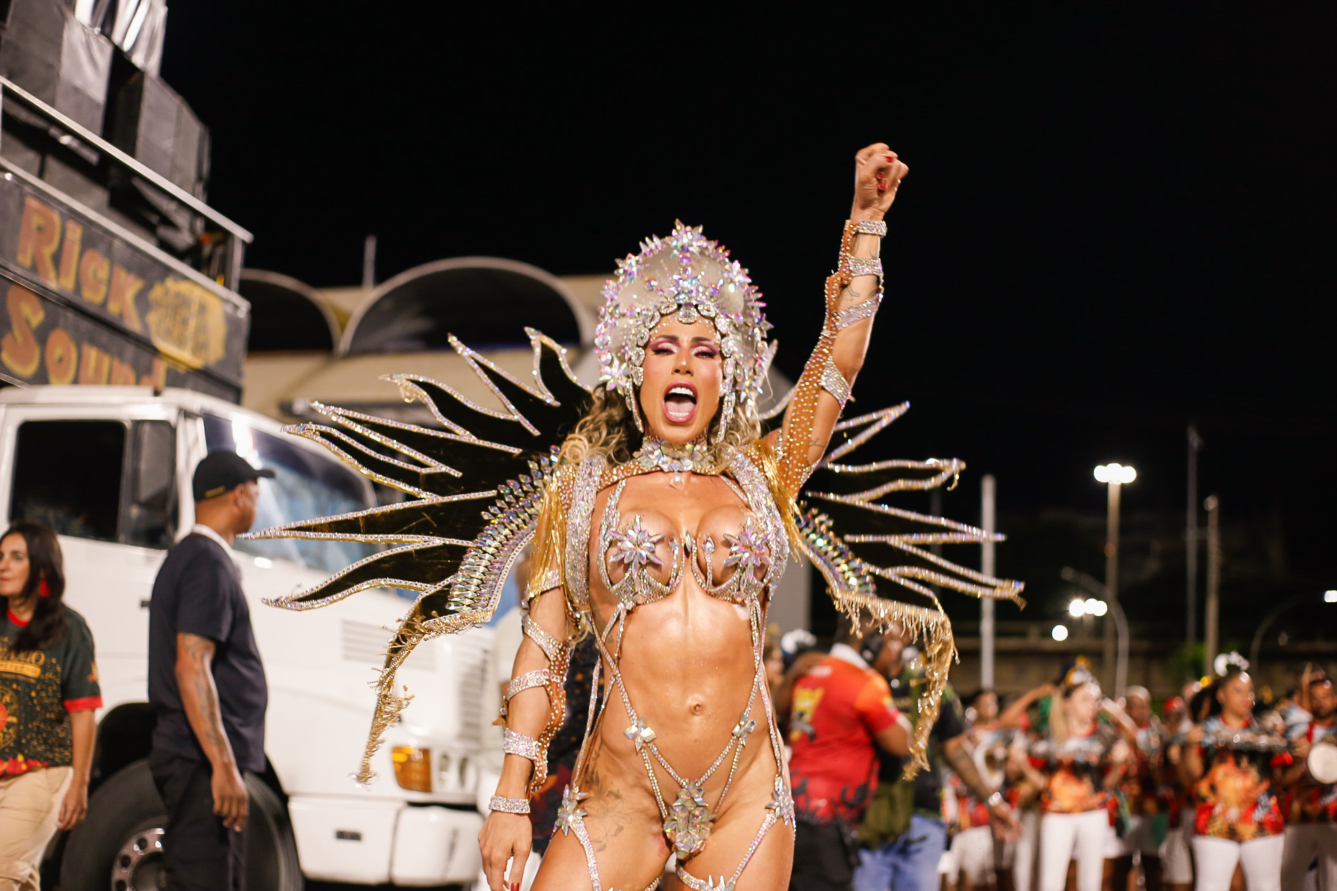 Tati Minerato ousa em look para ensaio do Carnaval