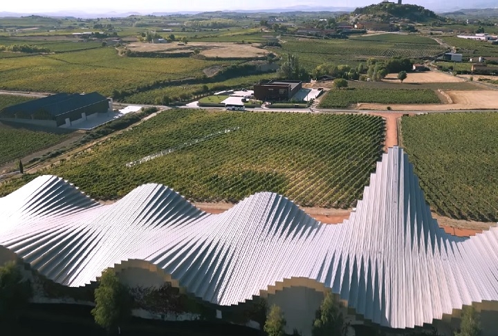Atualmente, só uma vinícola no mundo segue todos esses critérios: a Heras Cordón, localizada na região de Rioja, no norte da Espanha. Ela é a única fornecedora oficial de vinho para o Vaticano. Reprodução: Flipar