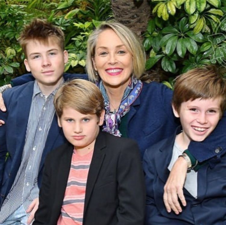 Sharon Stone - O primeiro filho, Roan, foi adotado enquanto ainda era casada com Phil Bronstein. Depois vieram Laird e Quinn, quando a atriz já estava solteira. As três crianças foram adotadas no primeiro dia de vida, uma exigência de Sharon. Reprodução: Flipar