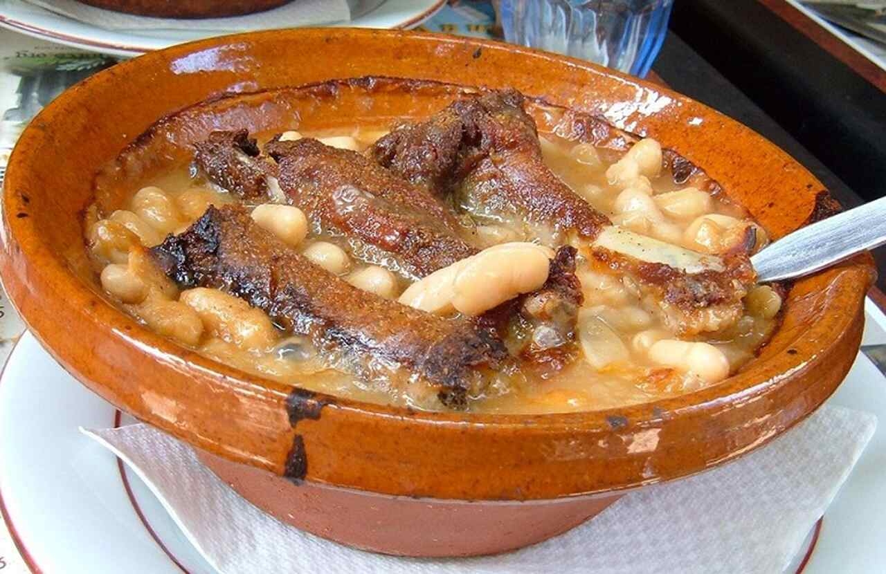 Cassoulet - Um prato tradicional do sudoeste da França feito com feijão branco, linguiça, confit de pato e carne de porco Reprodução: Flipar