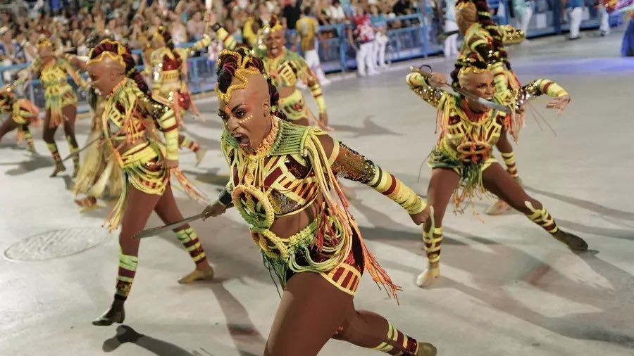 Unindo a força dos cultos Voduns aos saberes ancestrais, a escola percorreu o caminho que amplia nosso horizonte rumo a um Brasil mais africano, verdadeiramente livre, religiosamente diverso e socialmente igualitário. A narrativa do enredo foi seguida segundo o culto ofídico ligado ao de matriz Jeje.  Reprodução/Twitter - 14.02.2024