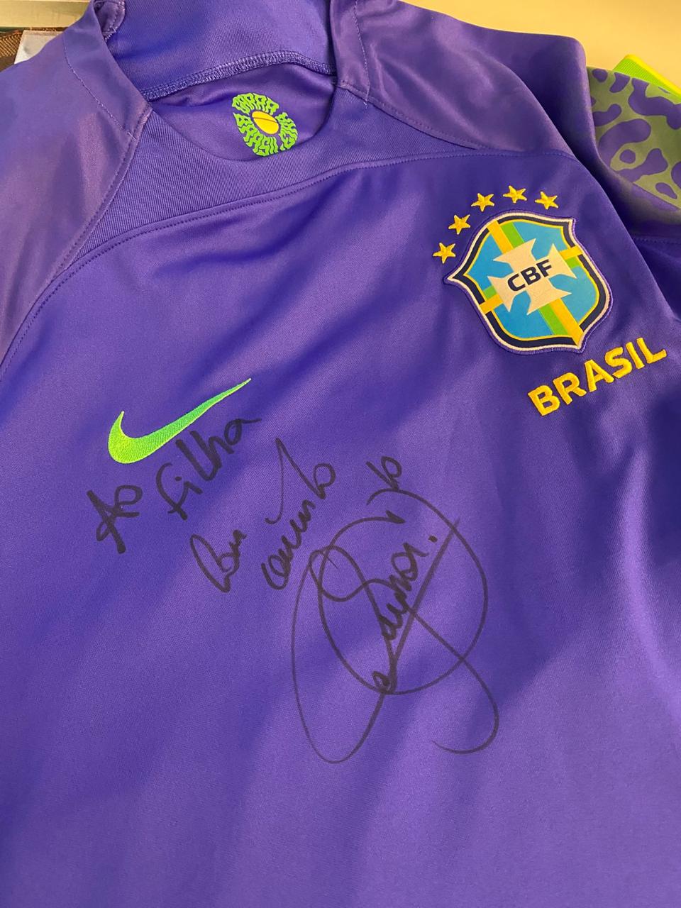 Uniformes autografados por Neymar traziam mensagens direcionadas a “Filha”, apelido de Sérgio “Mijão”. Foto: Reprodução/Gaeco