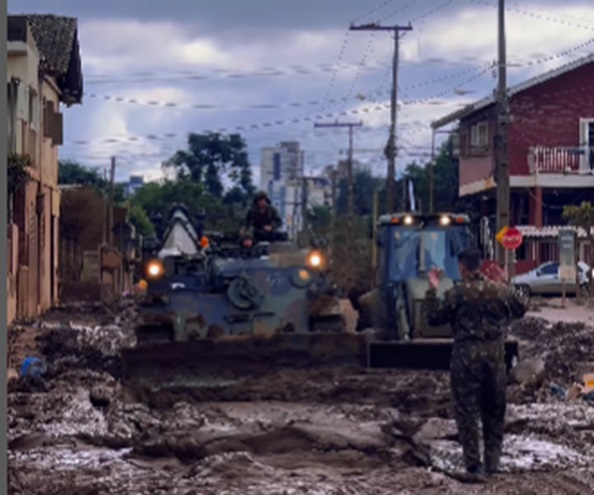 Membros do Exército ajudam na limpeza da cidade de Lajeado Reprodução/Prefeitura de Lajeado
