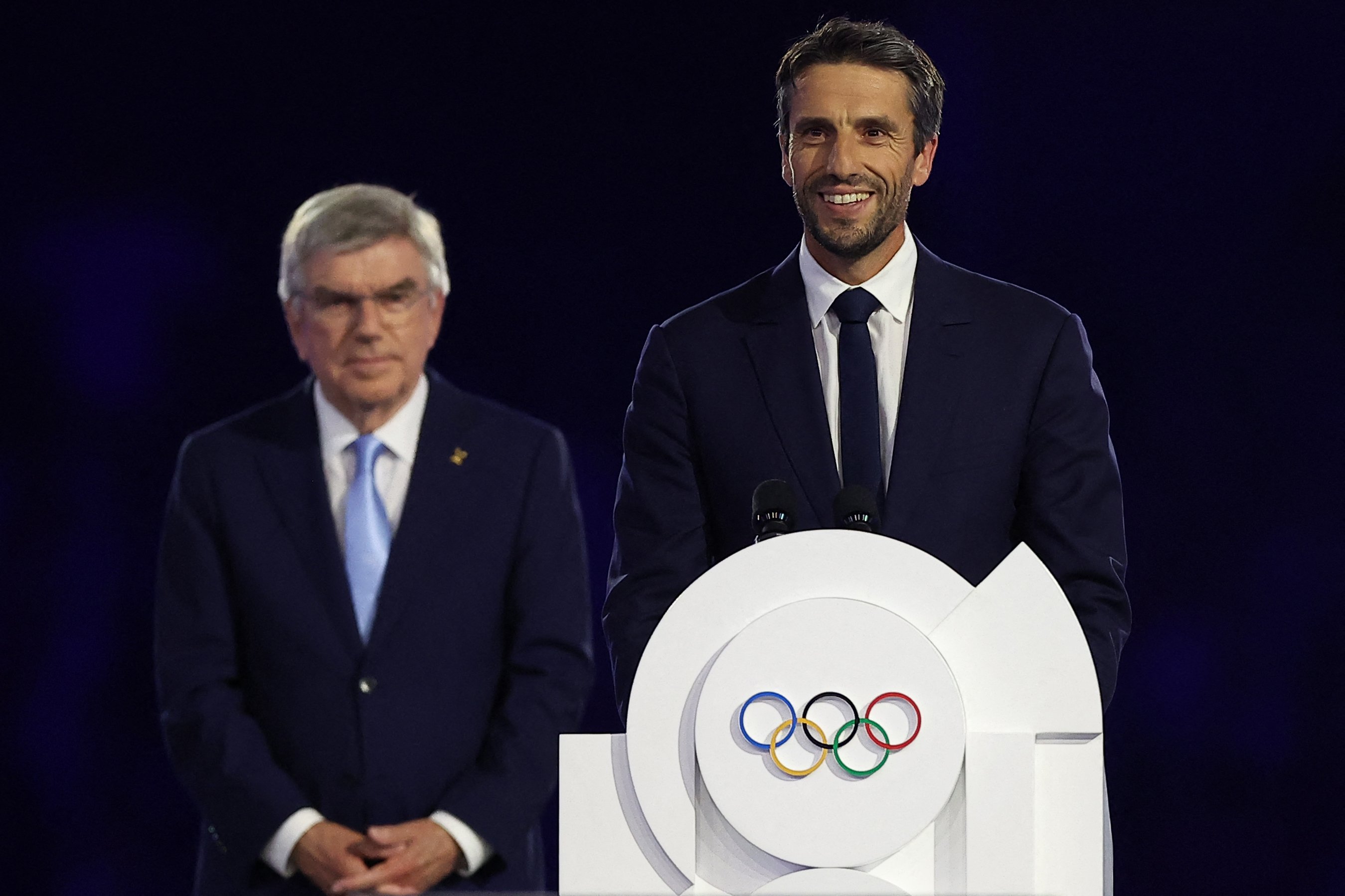 Estranguet (à direita) e Thomas Bach (à esquerda) discursando na cerimônia de encerramento do Paris 2024 Reprodução/@Olympics