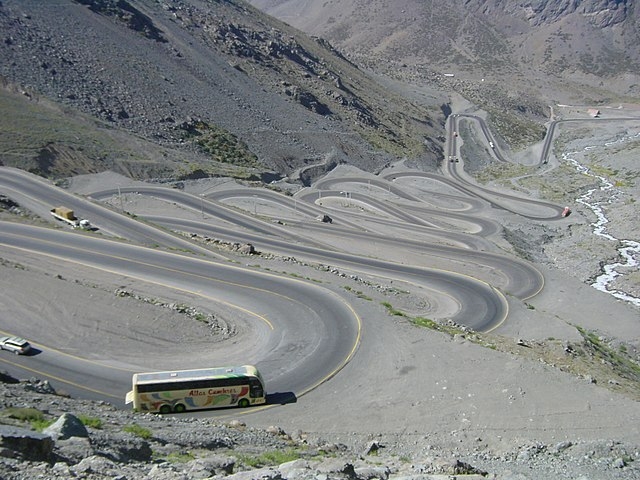 Cuesta Caracoles - Liga Santiago (Chile) a Mendoza (Argentina), com 29 curvas sinuosas, muito fechadas e sem qualquer proteção, na Cordilheira dos Andes.  Reprodução: Flipar