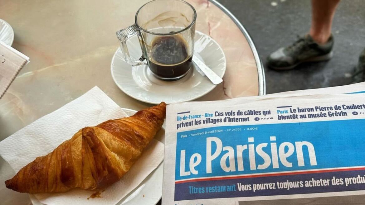 Nicolas Prattes registra mesa de café com jornal francês Reprodução Instagram - 5.4.2024