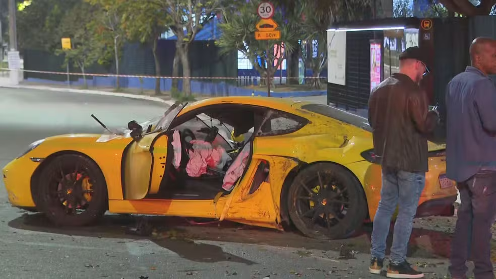 Carro de luxo ficou destruído Reprodução/TV Globo