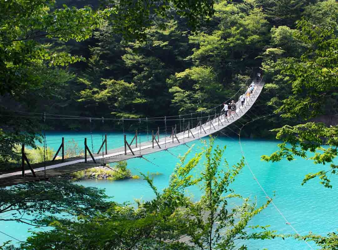 Yume, Japão: Também conhecida como Ponte Suspensa dos Sonhos, a Yume é uma ponte pedonal de tirar o fôlego localizada na cidade de Kawanehon, na província de Shizuoka. Ela tem 90 metros de extensão e fica 8 metros acima de um lago com água azul turquesa. Reprodução: Flipar