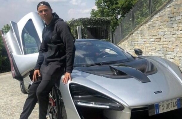 O astro português já dirigiu uma Mclaren Senna, que homenageia o piloto brasileiro, de 6 milhões de reais. Foto: Instagram/CR7 Reprodução: Jogada10