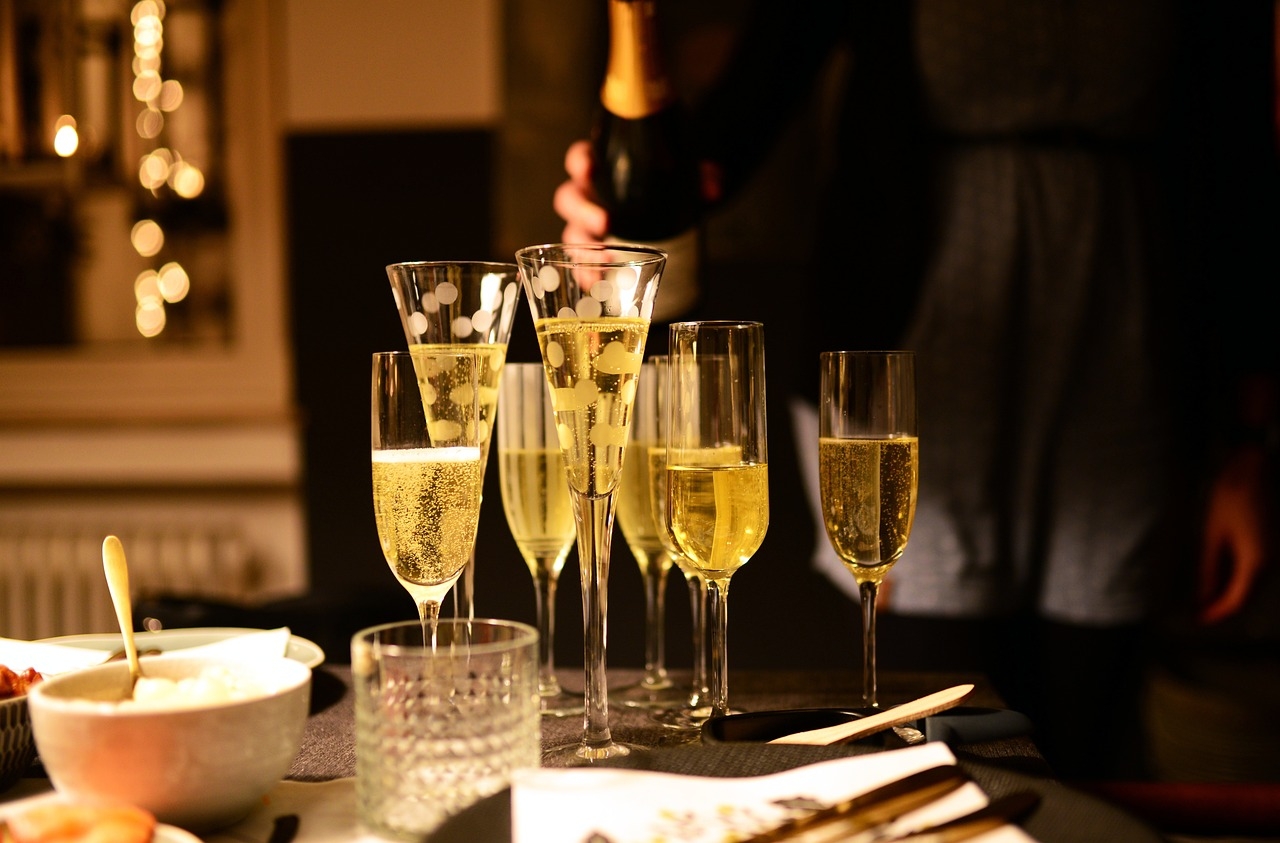 O espumante, tão comum nas celebrações, é uma espécie de vinho branco, mas apenas o produto original da região de Champagne, no nordeste da França, pode ser chamado de champanhe. Esse direito é garantido pela patente da marca.  Reprodução: Flipar
