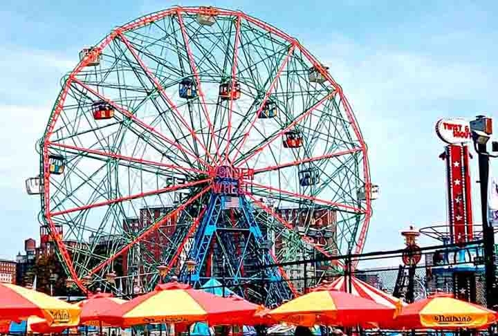 The Wonder Wheel (Nova York): inventada por Charles Hermann,foi construída de 1918 a 1920 e inaugurada no Memorial Day em 1920. É uma das atrações mais antigas e apreciadas em Coney Island e foi nomeada um marco oficial da cidade de Nova York em 1989. Reprodução: Flipar