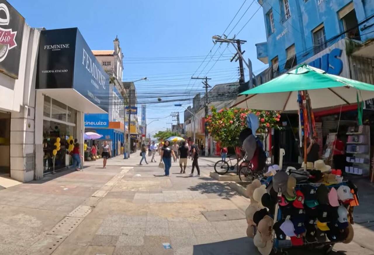 O Centro de Maceió é outro ponto de destaque, onde a história da cidade está preservada nas construções e monumentos do século XIX. A arquitetura da cidade reflete influências europeias e locais, com belos exemplos de estilos neoclássicos, barrocos e ecléticos. Reprodução: Flipar