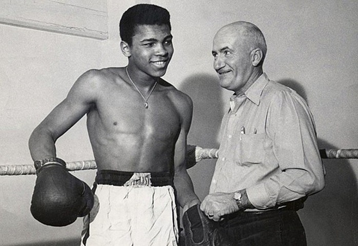 Muhammad Ali estreou como peso-pesado profissional ainda em 1960 e permaneceu invicto por 31 lutas.  Reprodução: Flipar