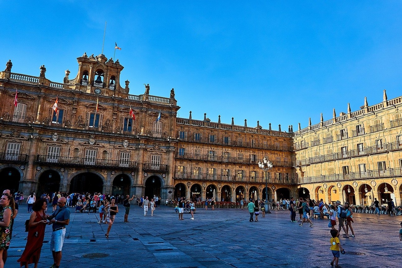 Plaza Mayor – Madri, Espanha
Construída no século XVII, encanta pelos edifícios simétricos e pelos arcos que a rodeiam. No passado, sediava mercados e eventos públicos, hoje é um ponto turístico essencial de Madri. Sua atmosfera vibrante a torna especial. Reprodução: Flipar