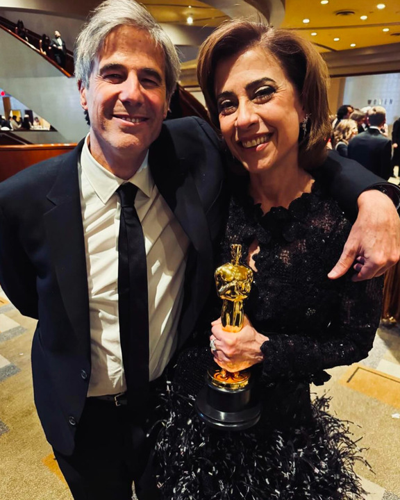 Fernanda Torres e Walter Salles com o Oscar de Melhor Filme Internacional. Foto: Reprodução: Instagram/@oficialfernandatorres