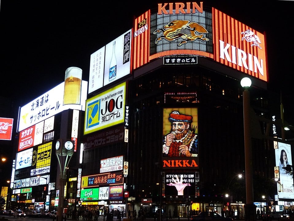 A principal cidade de Hokkaido é Sapporo, a quinta maior do país. Com 401 mil habitantes, é conhecida por sediar os Jogos Olímpicos de 1972 e por realizar, anualmente, o Festival de Neve de Sapporo. O distrito de Susukino (foto) é a área badalada do entretenimento. Reprodução: Flipar