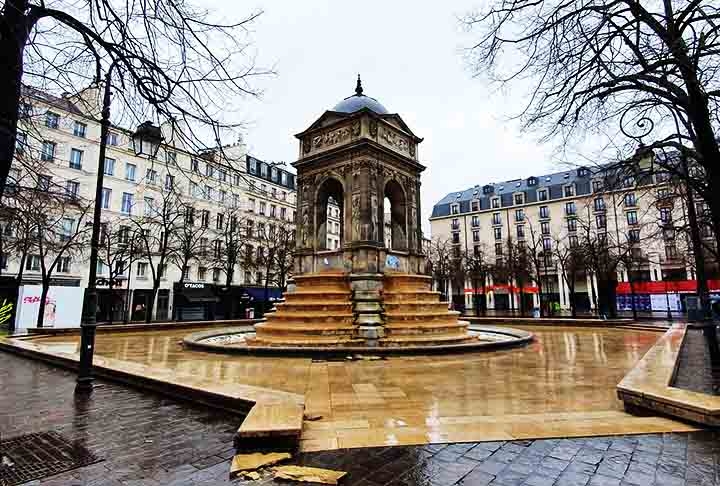 FONTAINE DES INNOCENTS - Paris - Esta fonte renascentista, inaugurada em 1550, é famosa por suas esculturas e sua história, sendo um dos mais antigos chafarizes da cidade. Reprodução: Flipar