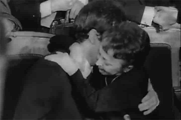 Sua vida amorosa foi tão intensa quanto suas músicas. Ela se relacionou com vários homens, mas seu grande amor foi o boxeador Marcel Cerdan, campeão mundial e casado, com quem viveu um romance arrebatador. 
 Reprodução: Flipar