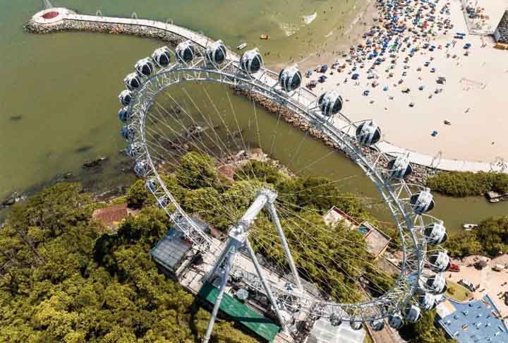 FG Big Wheel (Brasil): A maior roda-gigante estaiada da América Latina. Instalada em Balneário Camboriú, em Santa Catarina, foi inaugurada em dezembro de 2020. Tem 65 metros de diâmetro e seu ponto mais alto está a 82 metros de altura, o que faz dela a segunda maior do Brasil, perdendo apenas para a RioStar Reprodução: Flipar