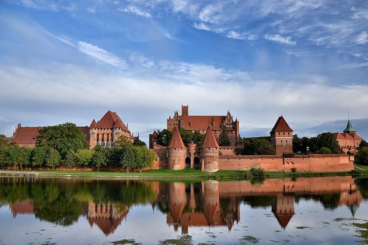 Castelo de Malbork – Malbork, Polônia - Construído pela Ordem dos Cavaleiros Teutônicos, uma ordem católica romana alemã. Fica a 60 km de Gdansk. Tem o Castelo Alto, um antigo convento Reprodução: Flipar