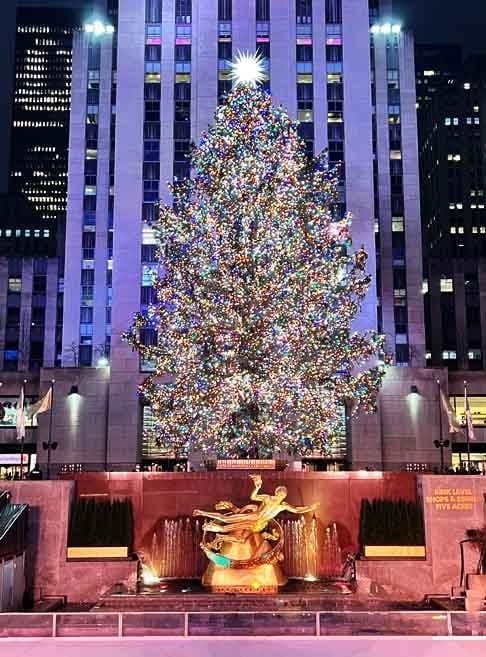 O complexo comercial Rockefeller Center, em Nova York, também tem um Natal tradicional. As luzes da árvore são acesas anualmente na primeira quarta-feira depois do dia de Ação de Graças e já contaram com a presença de artistas como Mariah Carey, John Legend, Lea Michele e Diana Ross. Reprodução: Flipar