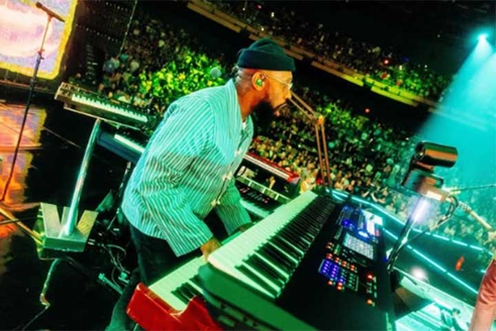 Com o passar dos anos, o Maroon 5 consolidou seu status como uma das bandas mais consistentes da era digital, adaptando-se às transformações da indústria musical sem perder relevância. 
 Reprodução: Flipar