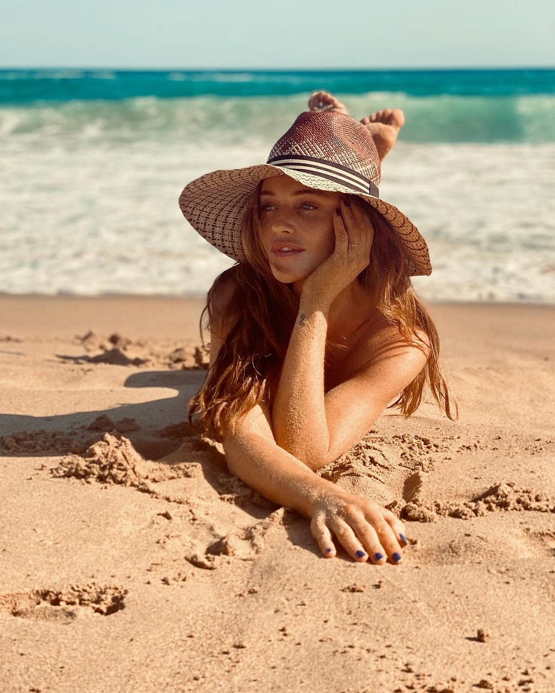Cintia Dicker surpreende fãs com topless na praia e arranca suspiros: 'Maravilhosa' Reprodução/Instagram - 16.03.2024