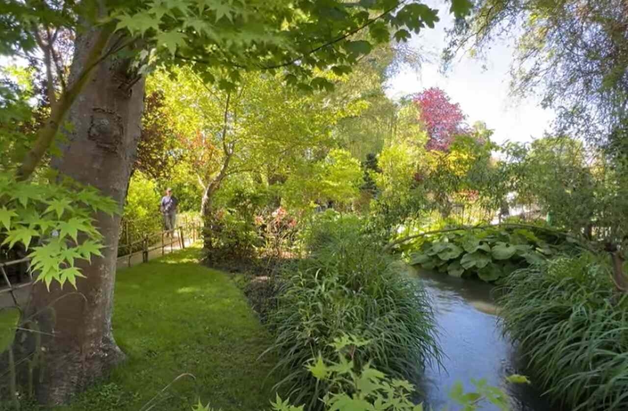 Hoje, sua casa e seus jardins em Giverny atraem milhares de visitantes que buscam entender e admirar o universo de um dos maiores artistas da história. Reprodução: Flipar