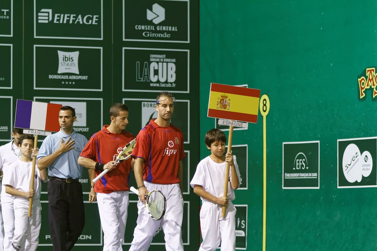 Pelota Basca - A modalidade disputada com raquetes integrou o calendário oficial na primeira vez que Paris sediou os Jogos, em 1900. Na Cidade do México-1968 e em Barcelona-1992, as disputas ocorreram apenas como exibição.  Reprodução: Flipar