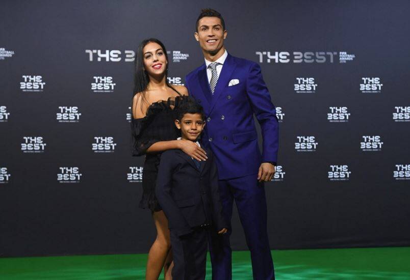 Cristiano Ronaldo com seu filho e Georgina Rodriguez. Foto: Divulgação