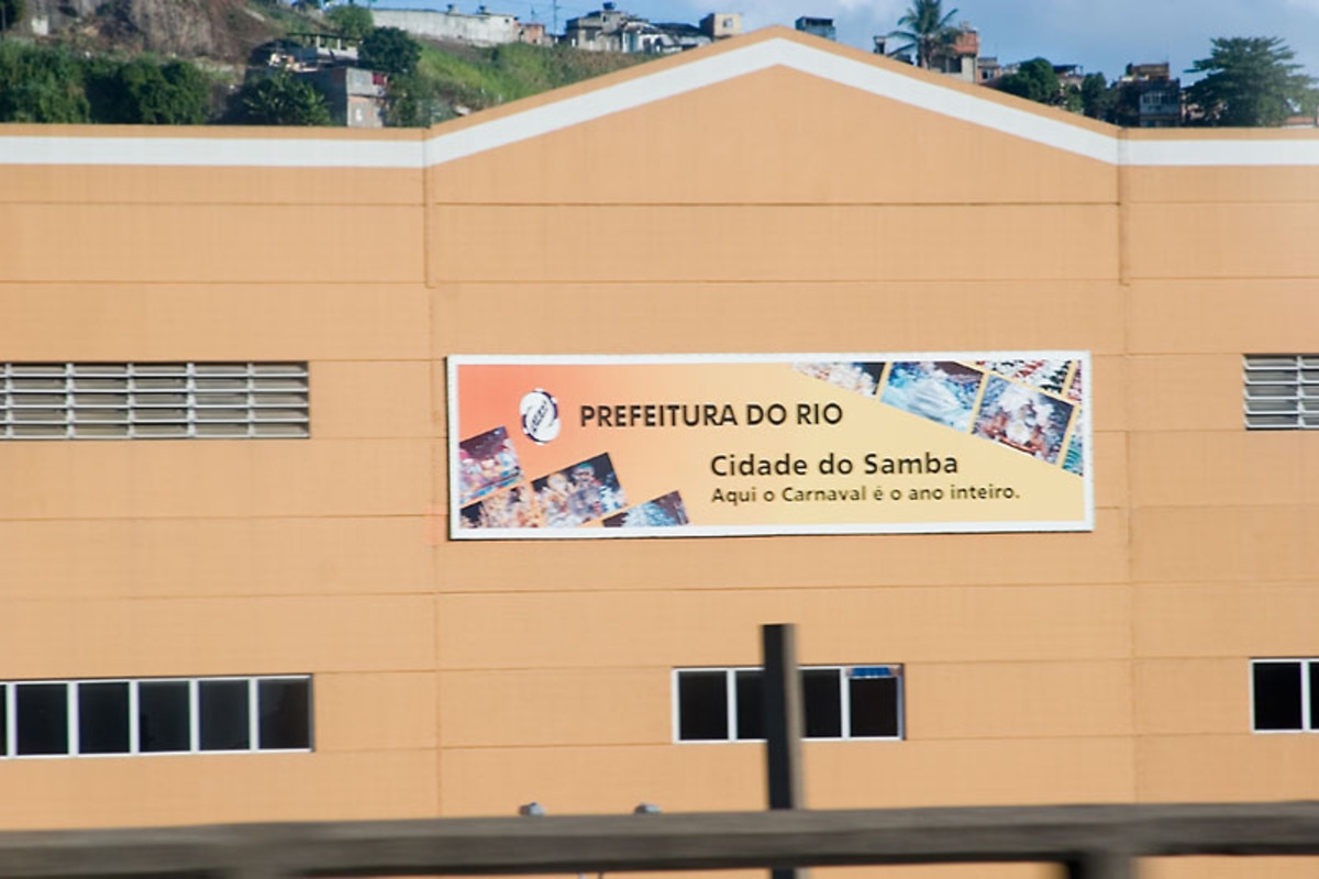 No Grupo Especial do Rio de Janeiro, as alegorias ficam na Cidade do Samba, que conta com 14 barracões, onde as 12 escolas utilizam toda a estrutura para montarem seus desfiles.  Reprodução: Flipar