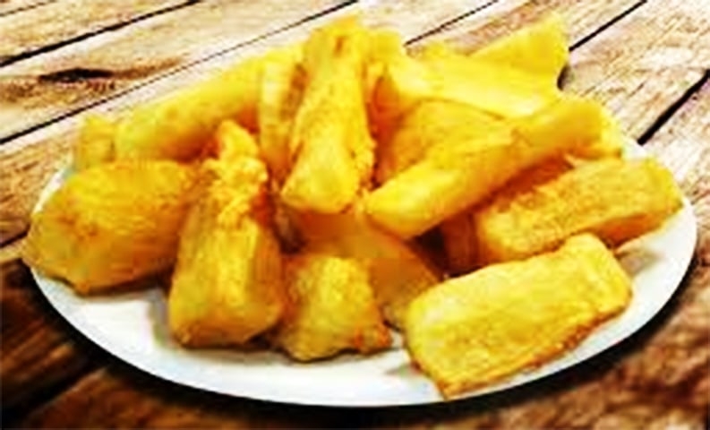 A mandioca é um alimento com imensa riqueza nutricional e versatilidade, fundamental em diversas culturas e culinárias ao redor do mundo. Seja em pratos salgados ou doces, sua adaptabilidade a diferentes preparos e seu valor energético a tornam uma excelente opção para diversas situações. Reprodução: Flipar