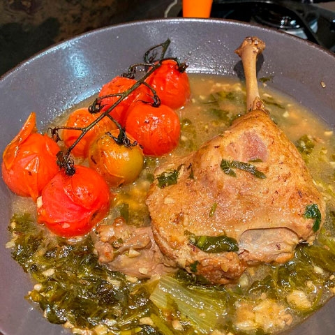 Pato no Tucupi: Um prato tradicional do Pará que combina pato cozido com o tucupi e o jambu. Rico em sabores e aromas, é comumente servido durante o Círio de Nazaré. Geralmente acompanhado por arroz e farinha d’água. Calorias: cerca de 190 kcal. Reprodução: Flipar