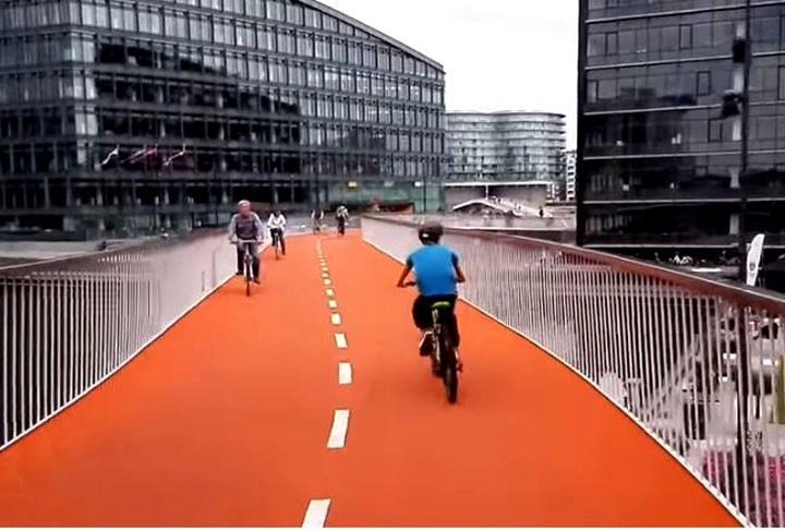 Ciclovia Suspensa de Copenhague (Dinamarca) - Chamada de Cykelslangen (serpente das bicicletas), liga a ponte Dybbolsbro à ponte Bryggebro. Com isso, os cicilistas não precisaram mais subir com as bicicletas até as pontes. Foi inaugurada em junho de 2014.  Reprodução: Flipar