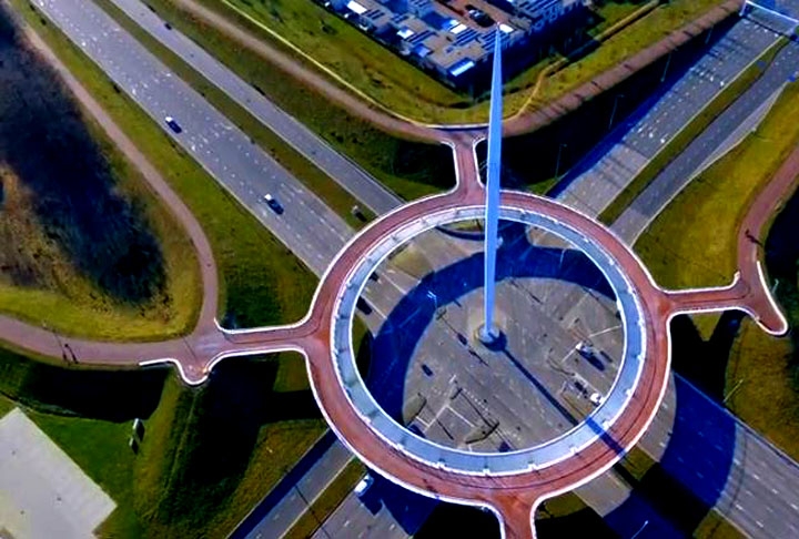 Ciclovia Suspensa Hovenring  (Holanda)-  Mais uma ciclovia importante em Eindhoven. Inaugurada em junho de 2012, é uma rotatória em que os ciclistas seguem o percurso pela malha cicloviária sem interrupções. E ajuda a descongestionar o trânsito, já que os ciclistas têm preferência.  Reprodução: Flipar