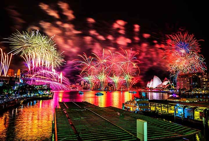 O réveillon é celebrado por todo o mundo com muita festa, geralmente com queima de fogos , música e dança.  Uma mistura de tradição e modernidade. Veja os locais com as celebrações mais badaladas. Reprodução: Flipar