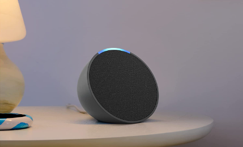7. Dispositivo com Alexa. Um presente bacana para quem gosta bastante de tecnologia são os alto-falantes inteligentes com Alexa integrada. Os aparelhos tocam música, controlam outros dispostivos e respondem a diversos comandos, como programar alarmes, informar a previsão do tempo e fazer ligações. As opções mais baratas são o Echo Pop, que custa R$ 314, e o Echo Dot, que sai por R$ 386.